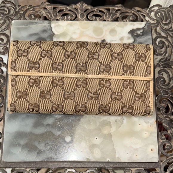 Gucci Beige Monogram Wallet - Picture 17 of 17